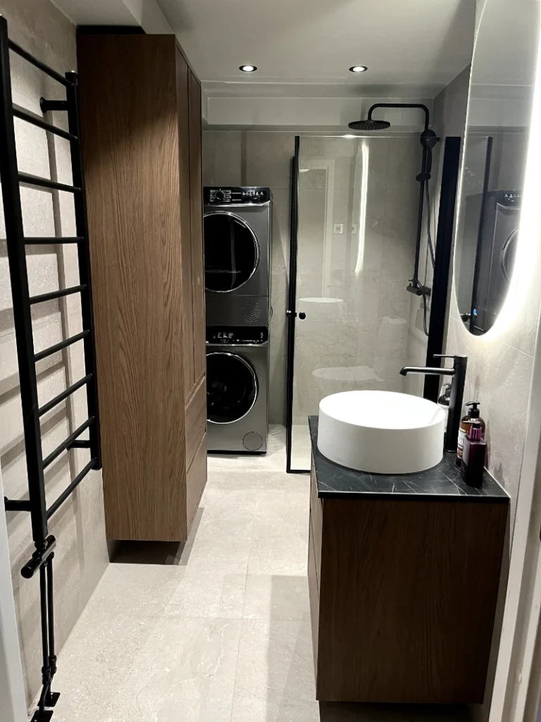 Nyrenoverat badrum i Fristad med modern dusch, vita kakelväggar och stilren inredning, recenserad av nöjd kund.