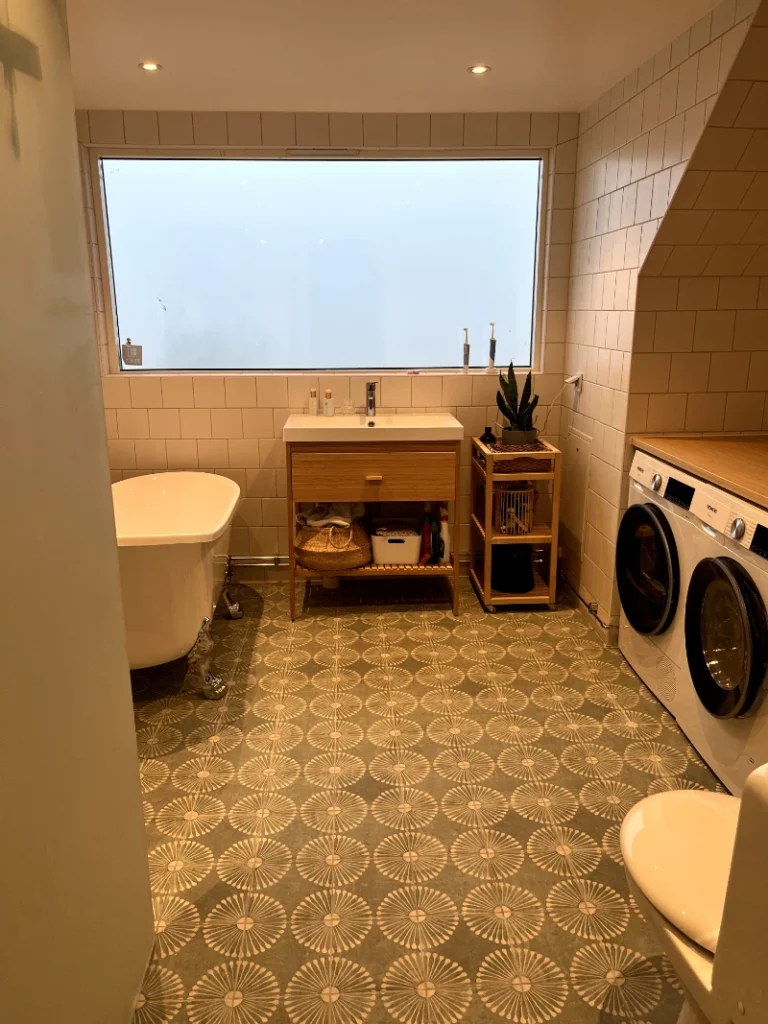 Team av byggexperter diskuterar projektplan i modernt kontor för totalentreprenad, med ritningar och datorer på bordet.